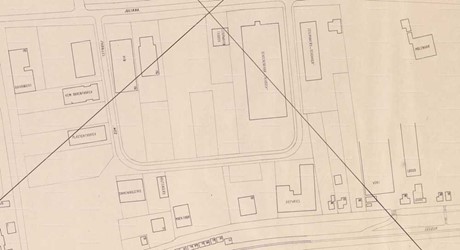 <p>De fabrieksbebouwing ten zuiden van de Julianaweg, weergegeven op een kaart uit 1965 t.b.v. het telefoonnet. (Waterlands Archief)</p>

